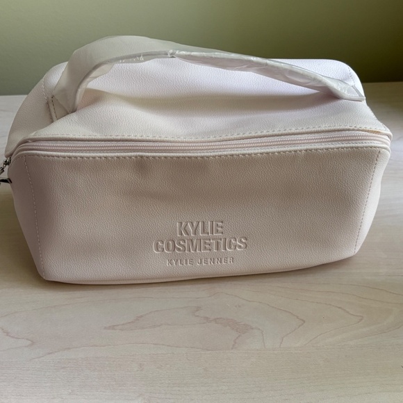 New Kylie Cosmetics Light Pink Zippered Cosmetic Case  w/ Zipper Charm & Mirror - Picture 2 of 13